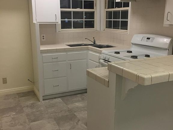Kitchen with Breakfast Bar