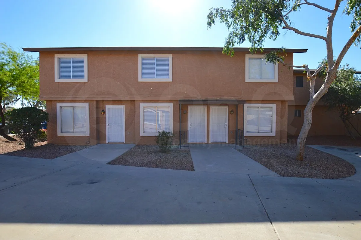 1418 E Knoll Cir — Photo 1