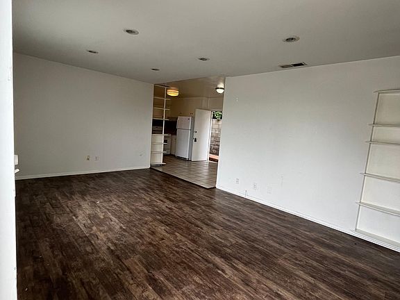 4th image of 956 Eucalyptus Dr #B