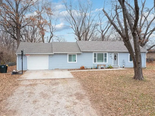 1210 N 7th St, Lansing, KS 66043