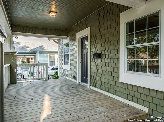3rd image of 1125 W Magnolia Ave