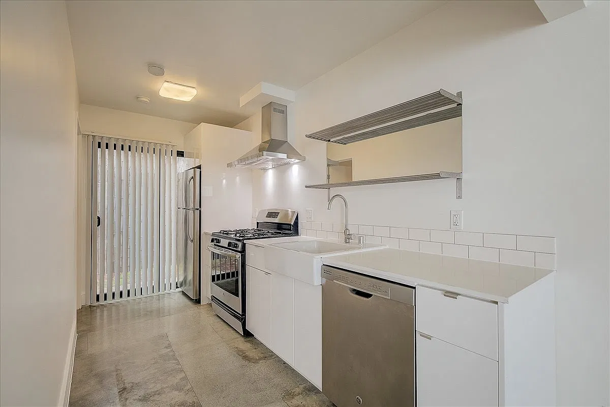 3 bed, 1000 sqft, $3,100 — Photo 1