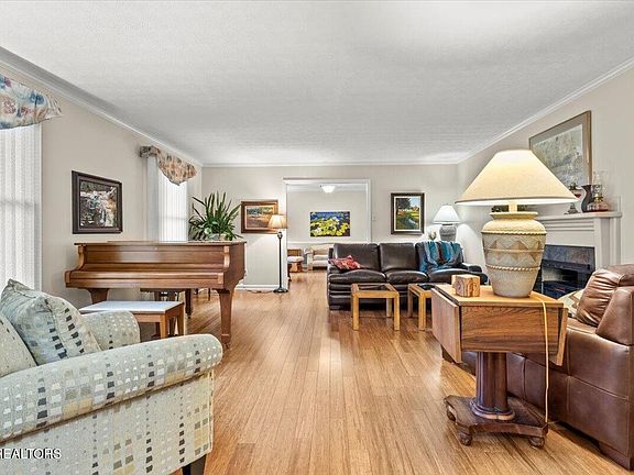 4th image of 2022 Oakwood Dr