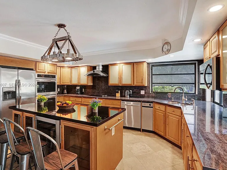 1049 N Southlake Dr — Photo 4
