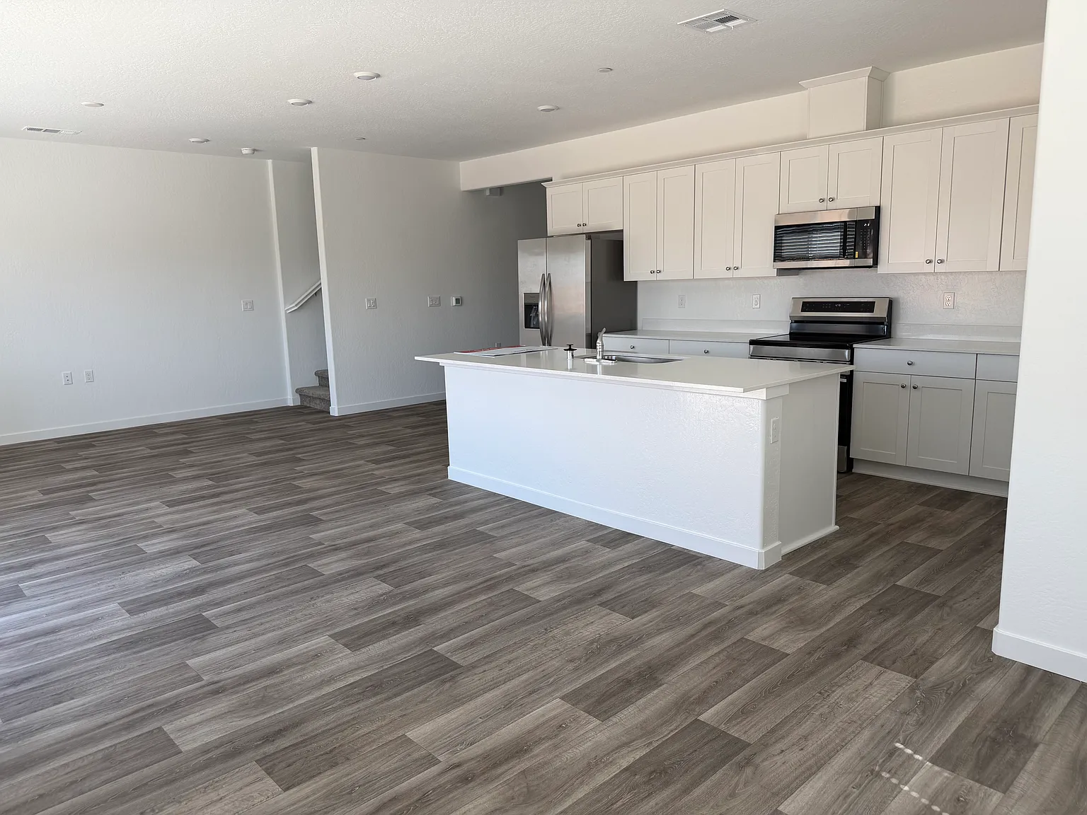 4 bed, 2.5 bath, 1969 sqft, $2,895 — Photo 2
