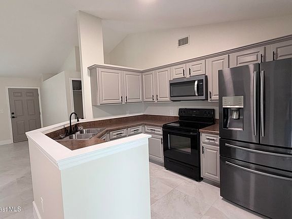 4th image of 632 Banks St NW