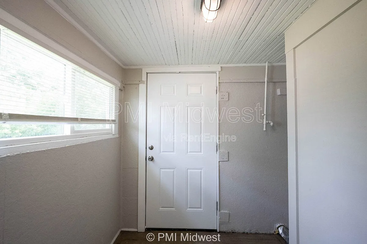 Building Photo - 521 N Gladstone Ave #B