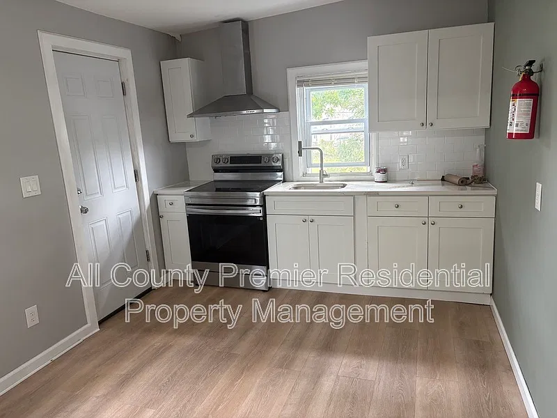 3 bed, 1.0 bath, 1000 sqft, $1,800 — Photo 2