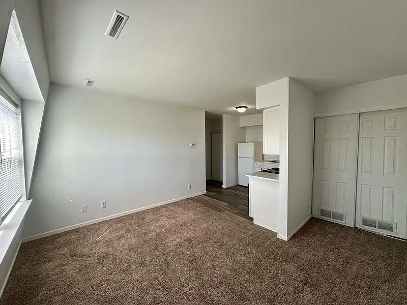 Building Photo - 1440 Meadowview Dr #10