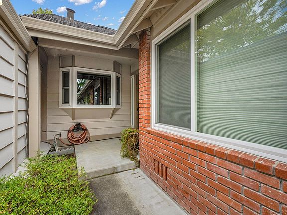 4th image of 524 Silver Lake Dr