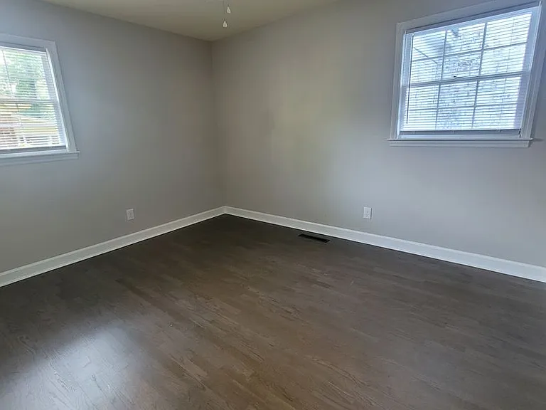 825 Montclair Dr — Photo 7