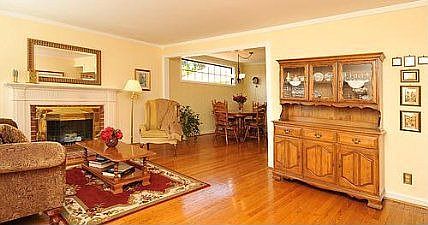 Family room :: 512 Santa Florita