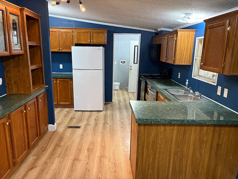 329 Hollybrook Ln — Photo 11