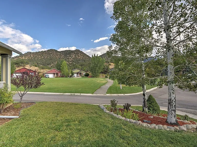 621 Lariat Loop — Photo 2