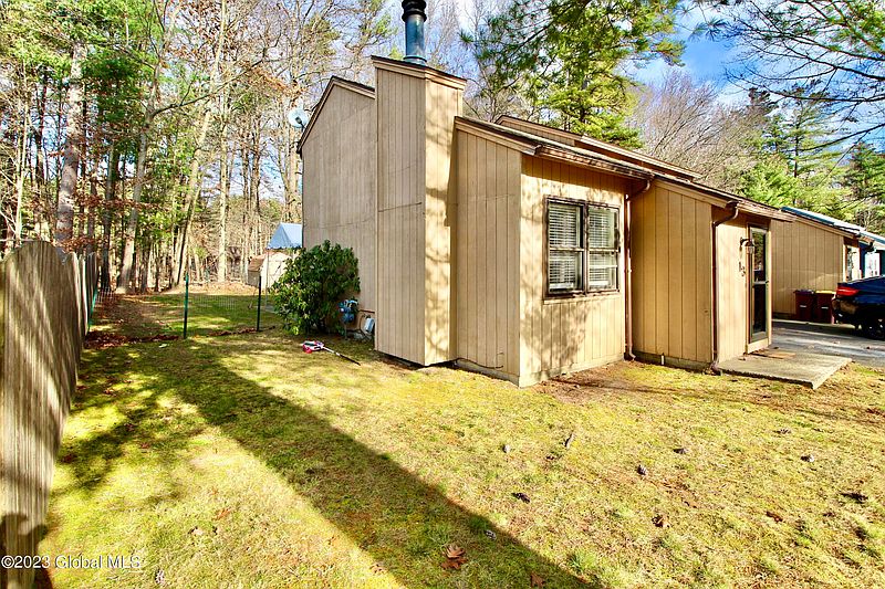 4th image of 13 Pepperbush Place
