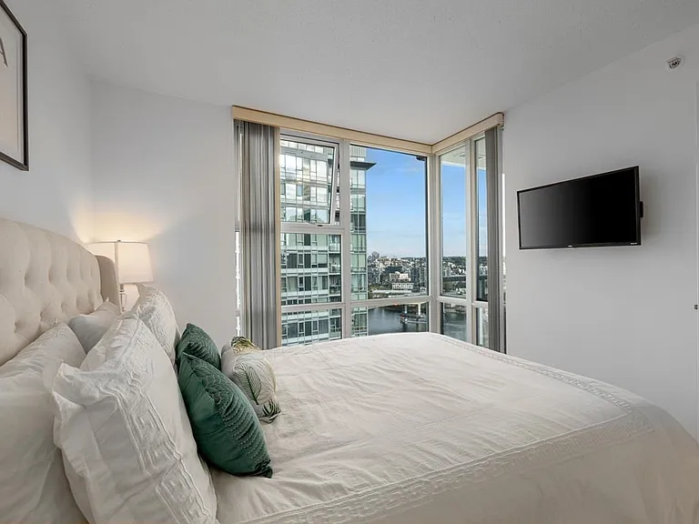 1077 Marinaside Cres #2201 — Photo 18