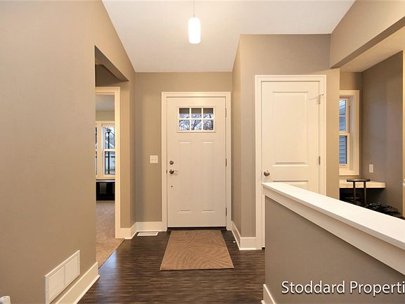 3rd image of 2602 Stockwood Dr NE