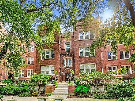 2nd image of 733 W Buckingham Pl #13
