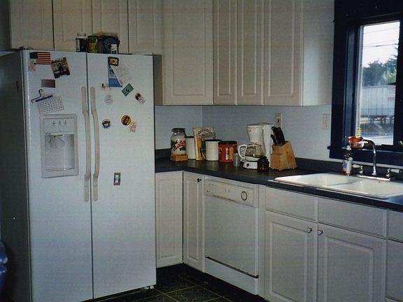 Modern appliances, high ceiling w/ recessed lighting