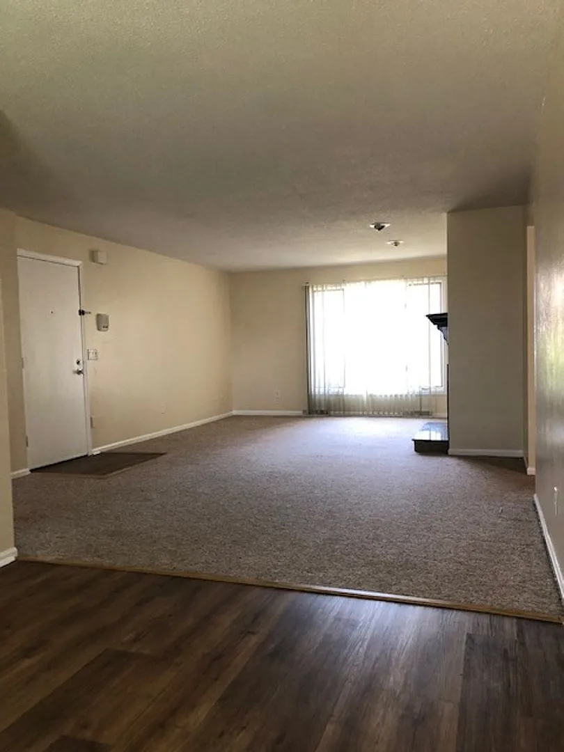 Building Photo - 5881 Ryewyck Dr