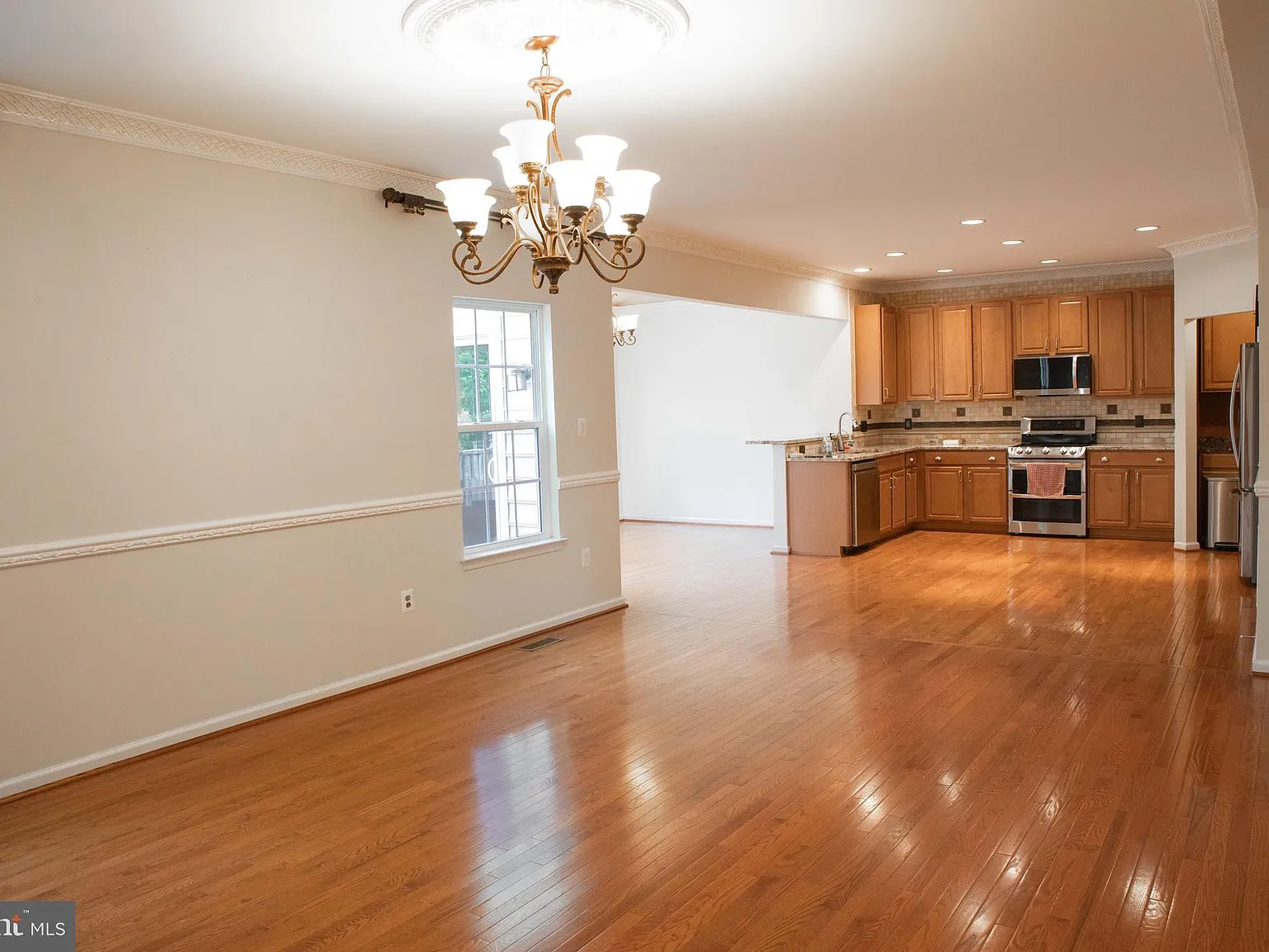 5 bed, 4.5 bath, 3019 sqft, $3,200 — Photo 2