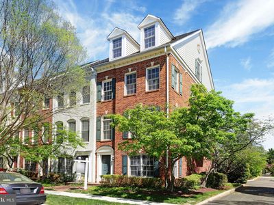 302 Fallsgrove Dr, Rockville, MD, 20850