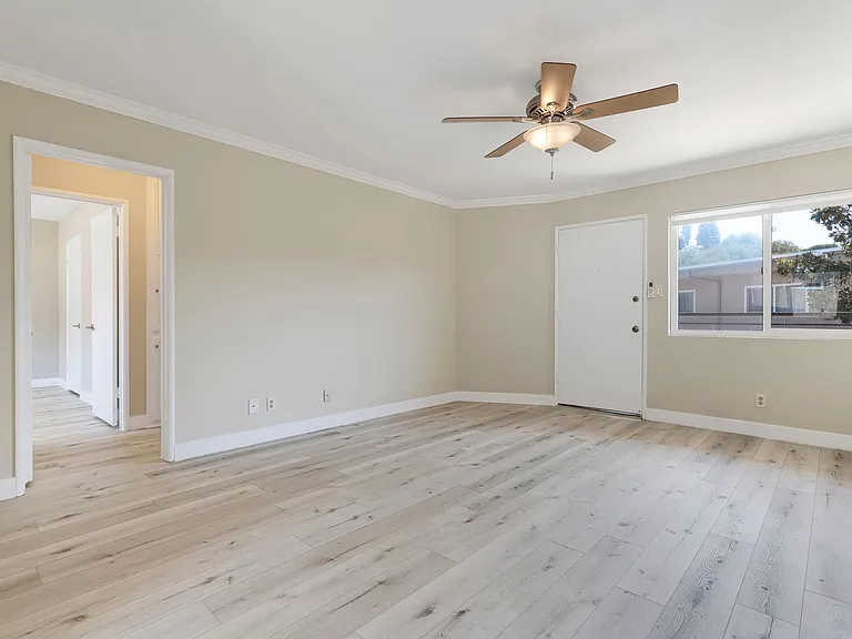 1690 E Hillcrest Dr — Photo 31