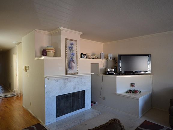 2nd image of 904 Wyandotte Ave