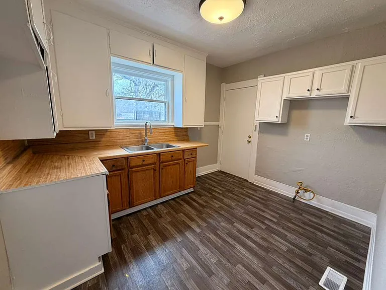 1063 Norwood Ave #1 — Photo 4