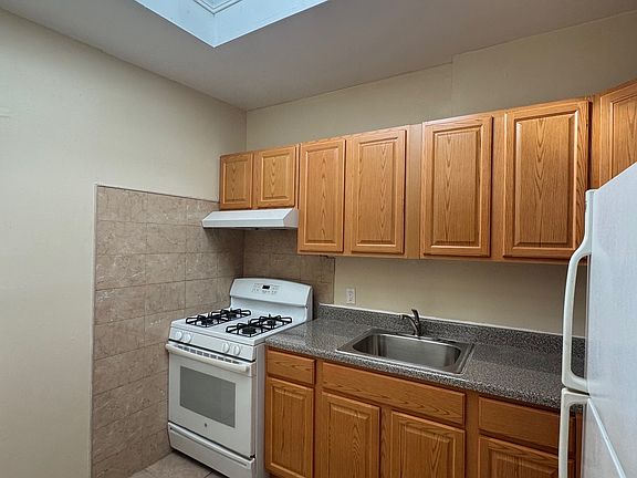 3rd image of 651 Evergreen Ave #2