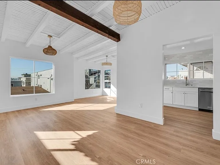451 30th St — Photo 3