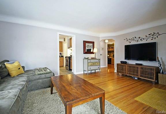 5th image of 1083 Ross St