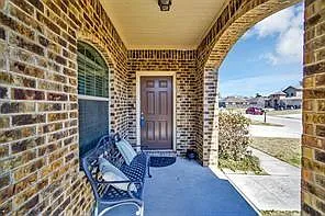 5 bed, 2.5 bath, 2392 sqft, $2,275 — Photo 2
