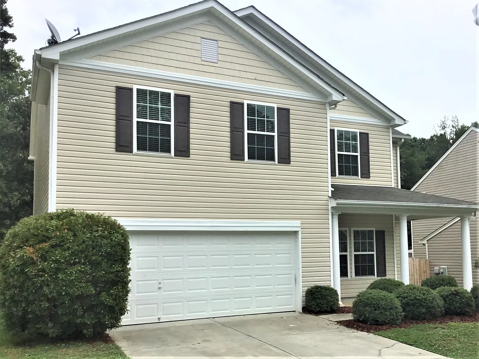 4 bed, 2.0 bath, 2512 sqft, $2,290 — Photo 1
