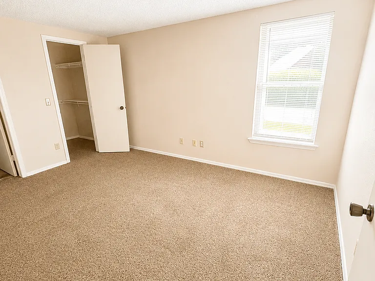 1906 Christie Dr — Photo 6