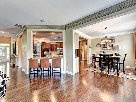 Huge breakfast room and bar 