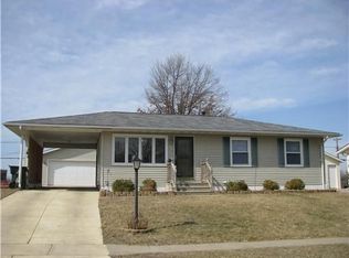910 Owen St NW, Cedar Rapids, IA 52405