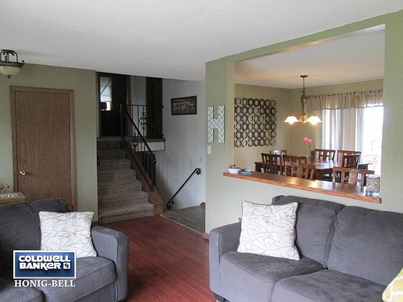 4th image of 32 Manhattan Dr
