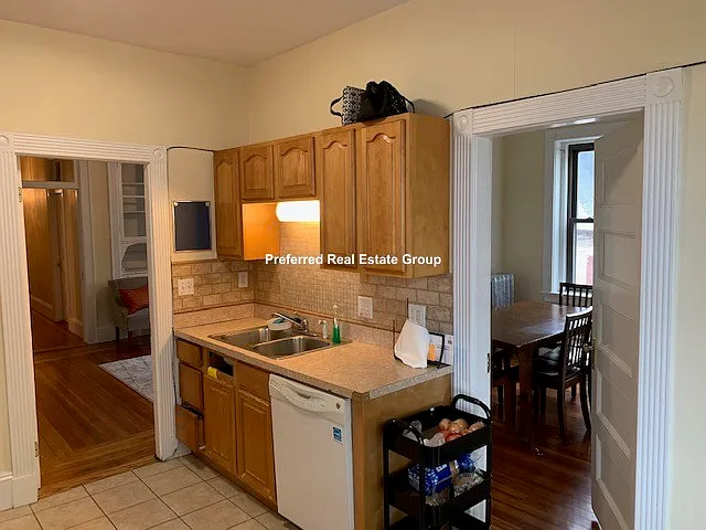 5 bed, 1.5 bath, 999999 sqft, $4,100 — Photo 3