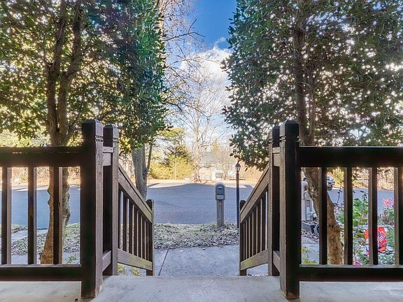5th image of 188 Emerald Dr