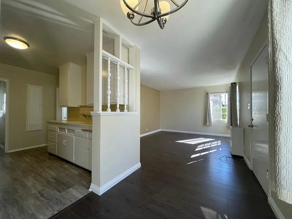 2625 Cloverfield Blvd