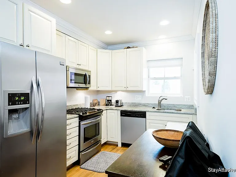221 E St NE — Photo 10