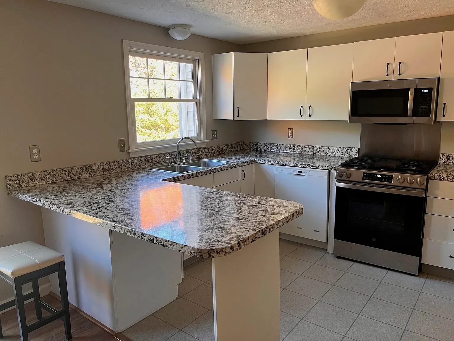 2 bed, 1.5 bath, 1408 sqft, $2,550 — Photo 3