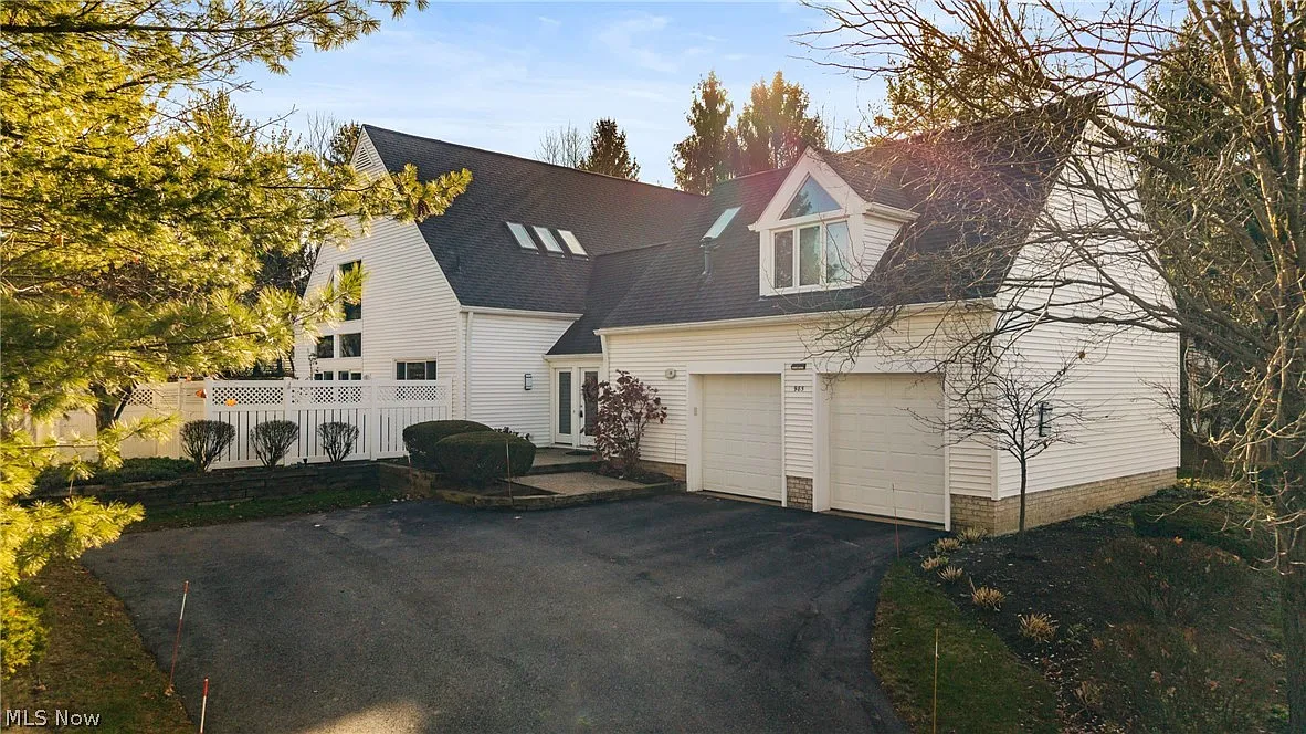 985 Goldenrod Dr photo 1