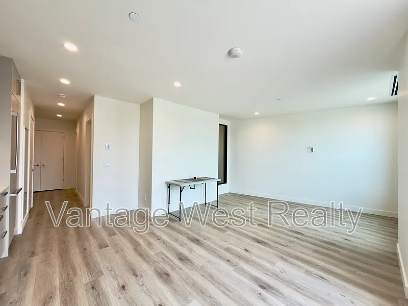 1 bed, 1.0 bath, 800 sqft, $2,400 — Photo 2