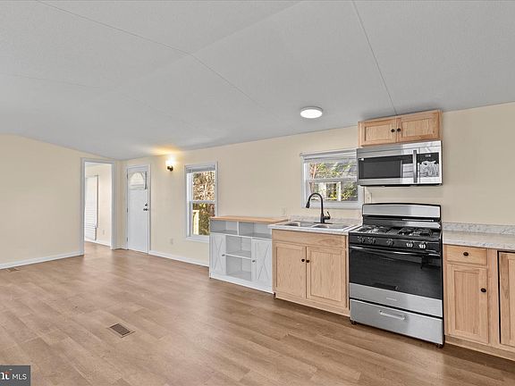 5th image of 1104 W Elm Ave
