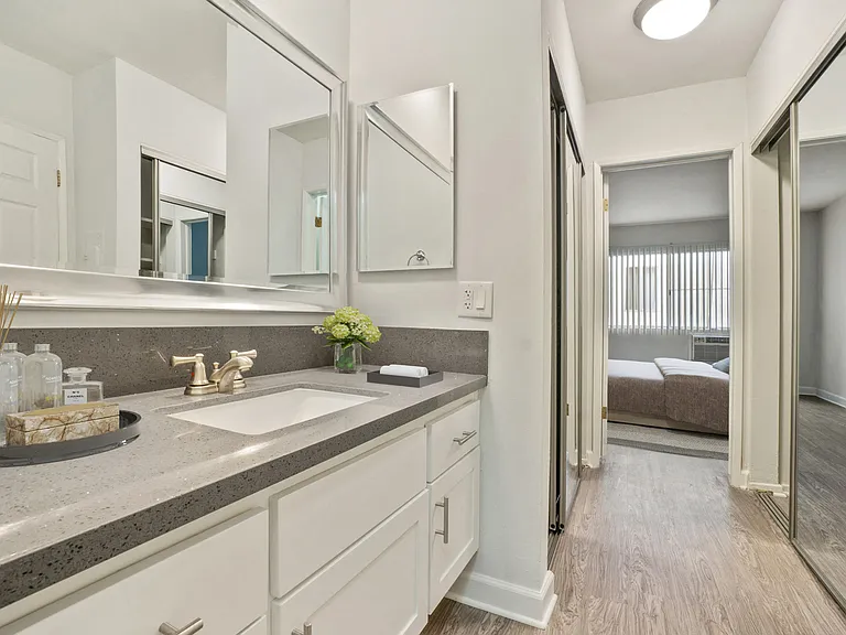 Yarmouth Apartments — Photo 27