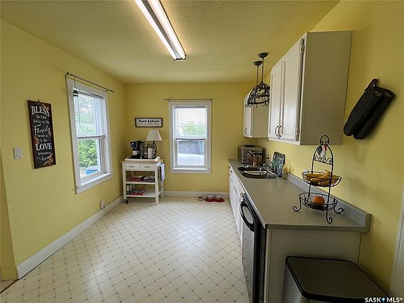 4th image of 273 2nd AVENUE W