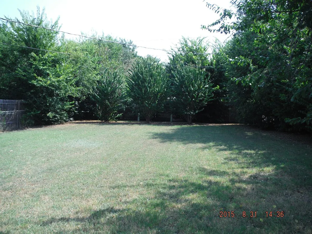 3 bed, 1037 sqft, $1,266 — Photo 2