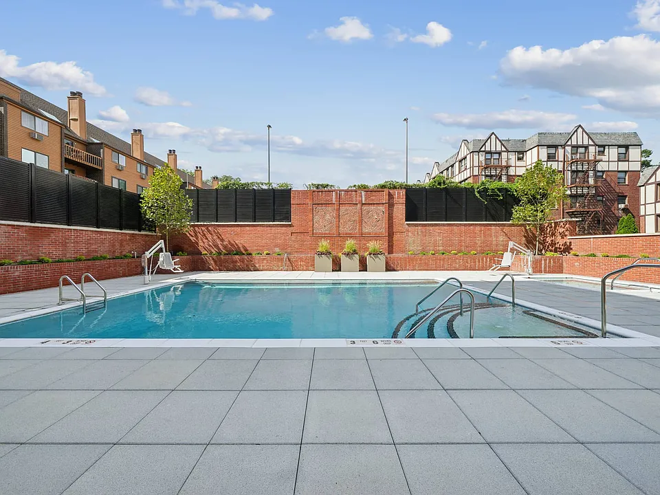 Juliette Resort-Style Pool